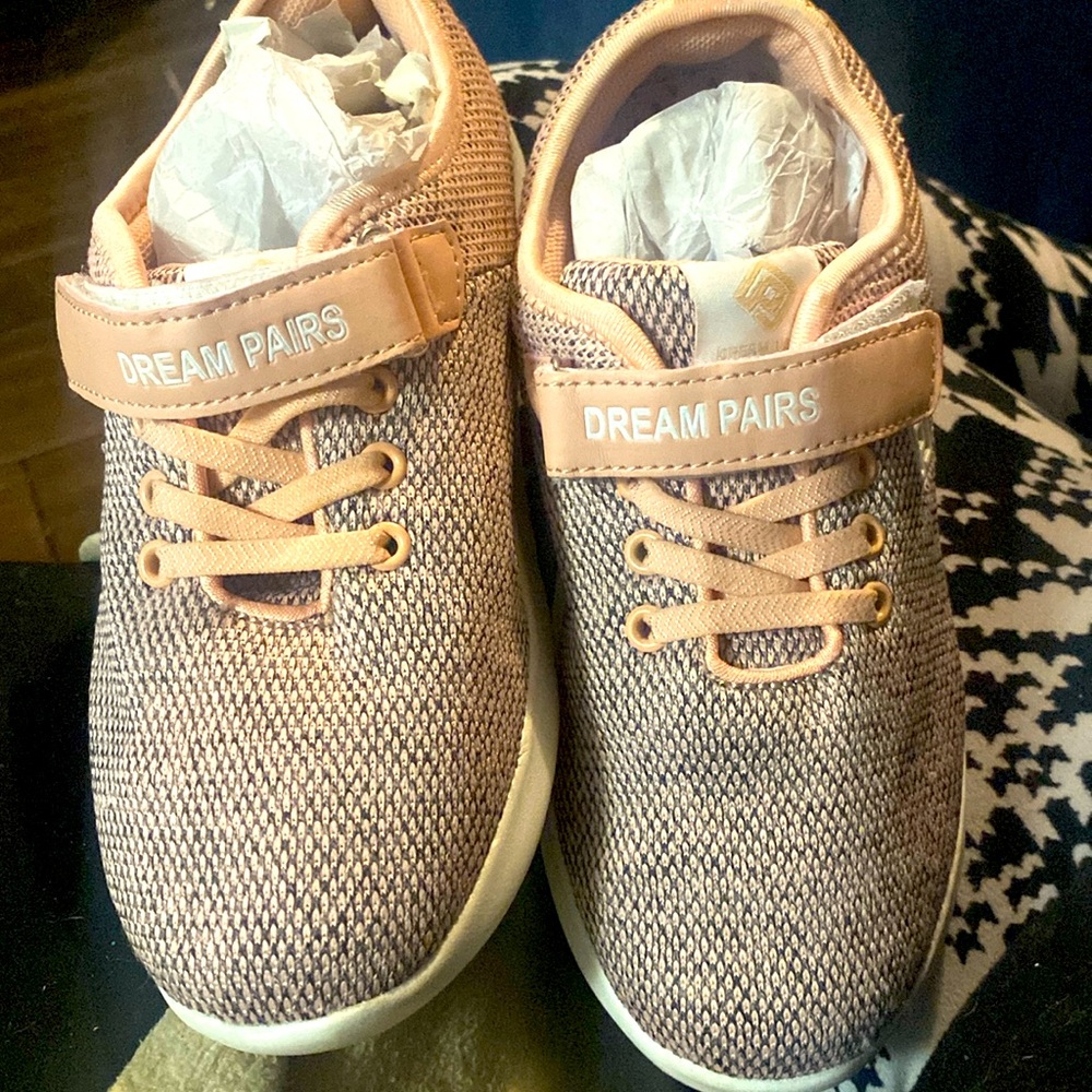 SZ 4 girls breathable tennis shoes.I don’t have tags.I disregarded the box